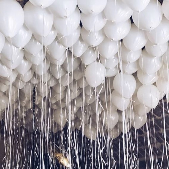 Ceiling Balloons 01b 50 Balões Brancos com hélio